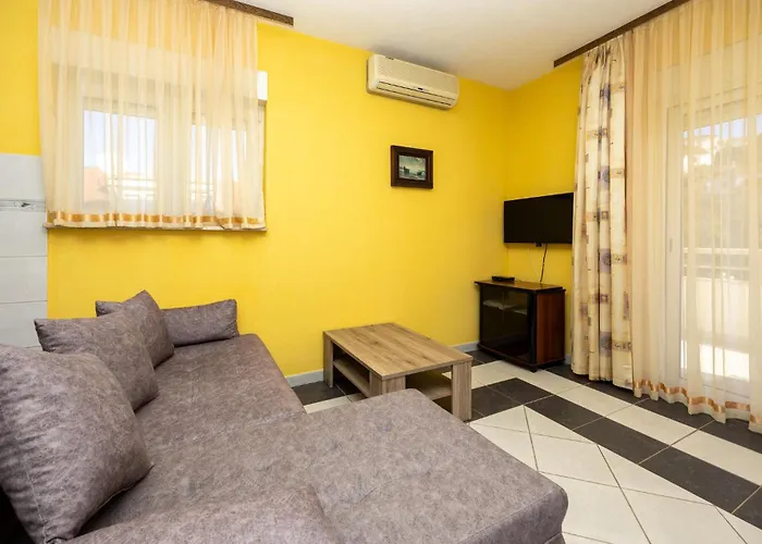 Lovely In Okrug Gornji Apartment Trogir