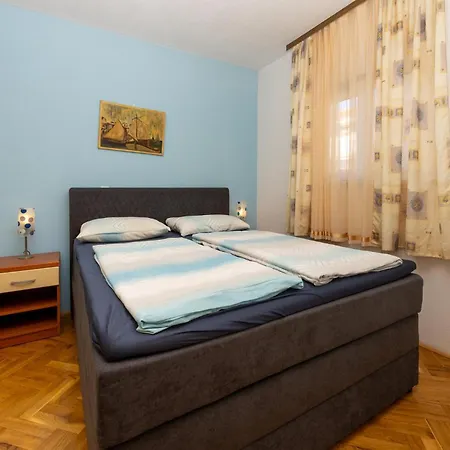1 Bedroom In Okrug Gornji דירה *
